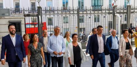 Diputados de Bildu Mertxe Aizpurua, Oskar Matute, Bel Pozueta, Jon Iñarritu, Iñaki Ruiz de Pinedo y Marije Fullaondo, junto a los senadores Gorka Elejabarrieta, Idurre Bideguren, Mario Zubiaga, Olaia Duarte y Josu Estarrona,
