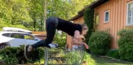 Ayla, saltando como un caballo