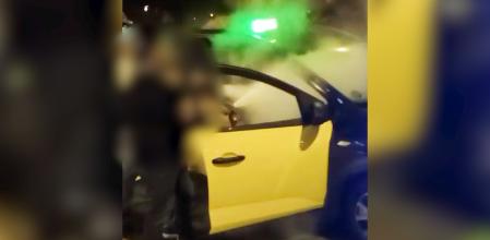 Momento en el que rocían el interior del taxi