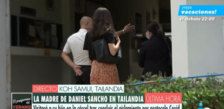 Primeras imágenes de Silvia Bronchalo, madre de Daniel Sancho, llegando a la prisión para ver a su hijo