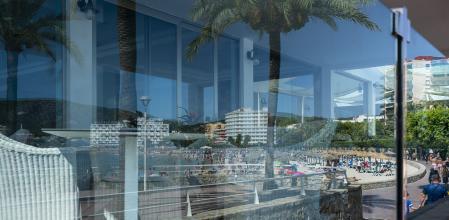 Magaluf sigue concentrando un verano más el turismo de botellón y sangría; en la foto, imagen de la bahía