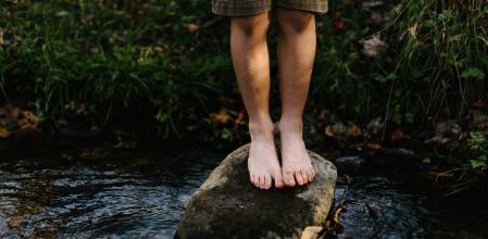 El dolor de rodilla puede afectar a una o a las dos y desaparece con el tiempo.
