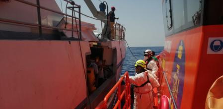 Instante en que la embarcación de Salvamento Marítimo se aproxima al pesquero para recoger a los náufragos.