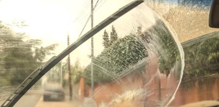 El polvo en suspensión se pega al parabrisas