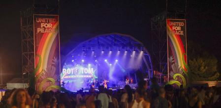 La cantante nigeriana Yemi Alade durante el concierto que ofrece en la tercera jornada del festival Rototom