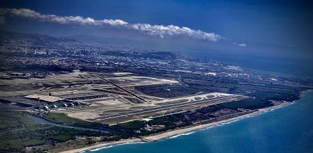 La propuesta de Acebillo y Vilalta plantea alargar la pista transversal hacia el mar mediante un espigón y adaptar la operativa para que los despegues se hagan de manera prioritaria por esa pista