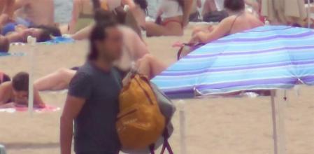 Jaume, con la cara difuminada, en la playa de la Barceloneta