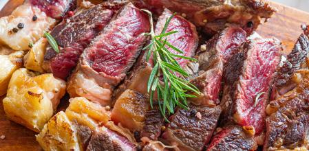 No se ha encontrado incidencia del consumo de carne roja en los niveles de colesterol, aunque se recomienda moderar su consumo