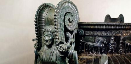 Detalle de la crátera de bronce hallada en la tumba de la Dama de Vix, Francia.