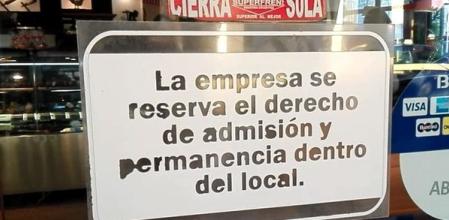 Un cartel explicando el derecho de admisión