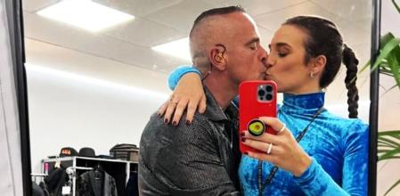 El cantante y su pareja tras uno de los conciertos de su última gira.