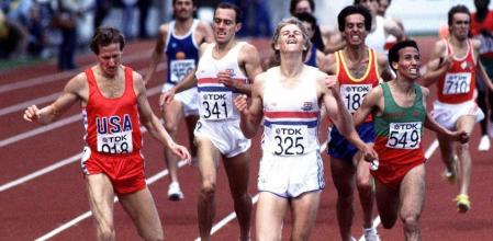 Steve Cram, por delante de Steve Scott, Said Auita, Steve Ovett y José Manuel Abascal, en Helsinki 1983