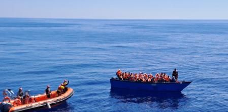 Miembros de Open Arms rescatan a una de las embarcaciones a la deriva