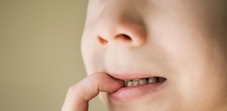 El hábito de morderse las uñas afecta a la salud bucodental.