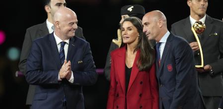 Gianni Infantino conversa con Luis Rubiales, en presencia de la reina Letizia, en la final del Mundial femenino en Sydney