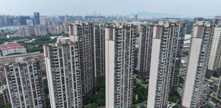 El logotipo de Evergrande en los edificios residenciales en Nanjing, en la provincia oriental china de Jiangsu, el 18 de agosto de 2023