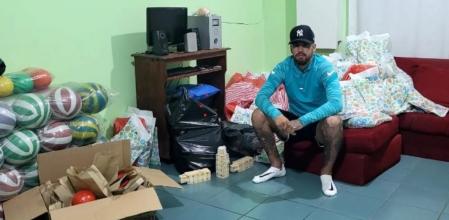 Un jugador de fútbol pide a los aficionados que tiren ositos de peluche al campo para regalarlos a niños necesitados