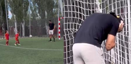 Álvaro Morata juega al fútbol con sus hijos.