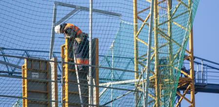 FOTO: MANÉ ESPINOSA. TRABAJADORES DE LA CONSTRUCCION EN LAS OBRAS DE UN EDIFICIO EN SANT CUGAT