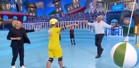 Fernando Romay y el jugador de Yepes tras ganar más puntos en la prueba de los 'Super bolos'.