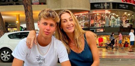 Mónica Pont junto a su hijo Javier