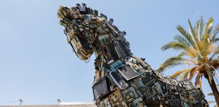 Un caballo de elementos electrónicos frente a la Universidad de Tel Aviv preparada para recibir al consejero delegado de OpenAI, Sam Altman, en junio pasado