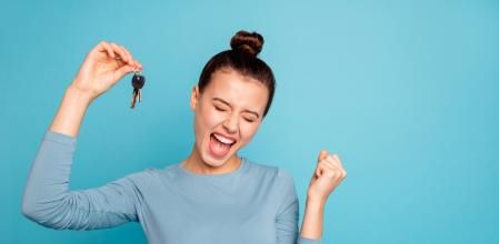 Una chica joven celebra que ha podido comprar su propia casa.