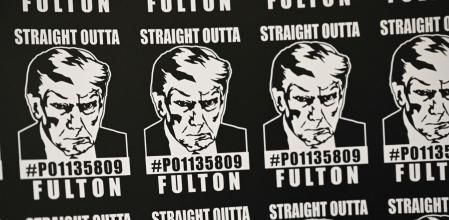 Calcomanías de Trump con su foto policial por el caso Georgia, a la venta en una tienda de Los Ángeles, California