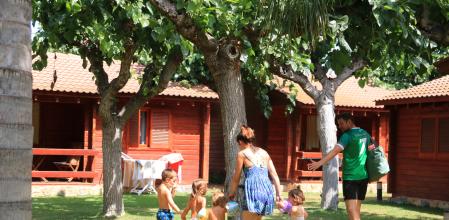 Una familia regresando a su bungalow en el camping La Llosa de Cambrils.