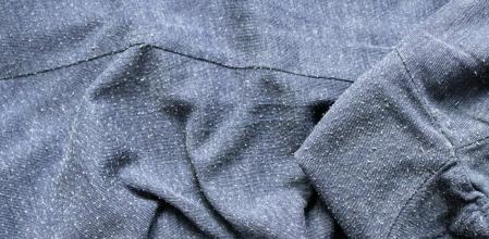 Un jersey con pelotas en el tejido