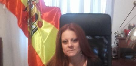 Esmeralda Pastor con la bandera del águila, símbolo del franquismo.