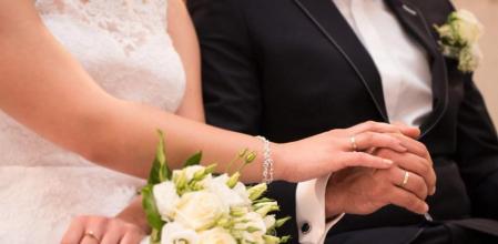 Los invitados de una boda en Galicia lanzan hasta 200 kilos de arroz con palas y carretilla sobre unos novios