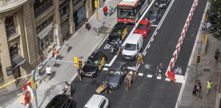 FOTO IGNACIO RODRIGUEZ 04/09/2023. FOTOGRAFIAS DE CARRIL COMPARTIDO BICI BUS TAXI LAIETANA. DESDE EL DIA DE HOY HAY NUEVA CONFIGURACION DE CARRILES EN VIA LAIETANA. BICIS COMPARTEN CARRIL CON BUS Y TAXI. BARCELONA, ESPANA.