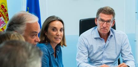 El líder del PP, Alberto Núñez Feijóo, junto a la secretaria general, Cuca Gamarra, y Esteban González Pons, en el comité de dirección del PP