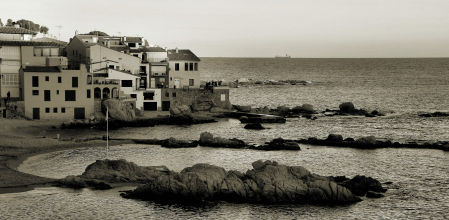Postal actual en blanco y negro de Calella de Palafrugell.