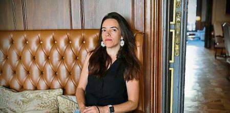 foto XAVIER CERVERA 30/09/2022 regina rodriguez sirvent (puigcerda 1983) graduada en psicologia, estudios d guion en l esca; ha escrito su primera novela “les calces al sol” (editorial ‘la campana’) basada en parte en su vivencia personal en los eua retratada en un hotel d l eixample d Barcelona