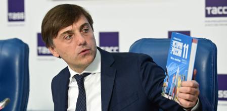 El Ministro de Educación ruso, Serguéi Kravtsov, con los nuevos manuales de historia mundial e historia de Rusia, el 7 de agosto en Moscú