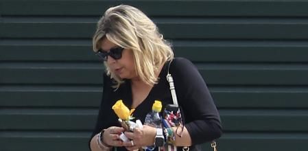 Terelu Campos con rosas amarillas