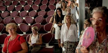 FOTO ALEX GARCIA LAS MUJERES SE ADAPTAN MEJOR QUE LOS HOMBRES A SU NUEVA REALIDAD SOCIAL UNA VEZ JUBILADOS PORQUE SON CAPACES DE REINVENTARSE Y ACTIVAR SUS INQUIETUDES. EN LA FOTO COLA PARA UNA FIRMA DE LIBROS 2023/09/06