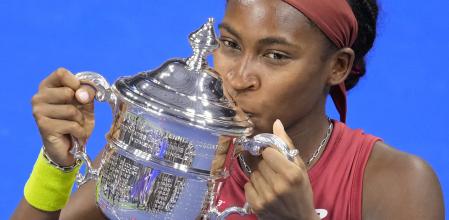 Coco Gauff, con el trofeo de ganadora
