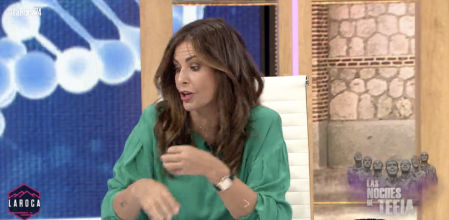 Nuria Roca y su divertida reacción tras colarse en directo una mosca en el plató