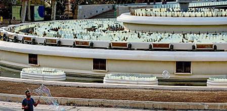 FOTO ALEX GARCIA LA SEQUIA HA OBLIGADO A LIMITAR EL RIEGO DE ZONAS VERDES Y PARTERRES EN TODA LA CIUDAD DE BARCELONA. FONT MAGICA DE MONTJUIC PARADA. CAMBIO CLIMATICO. CALOR 2023/08/29