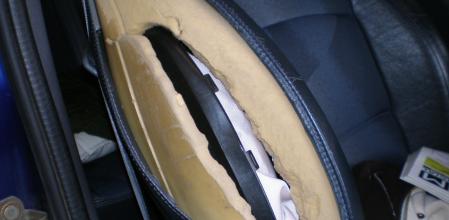 La patronal de las estaciones de inspección de vehículos AECA-ITV documentó el caso de un conductor que se presentó con el airbag del coche en este deplorable estado&nbsp;