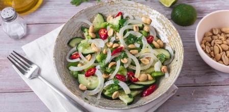 Ensalada tailandesa de pepino, cilantro y cacahuete