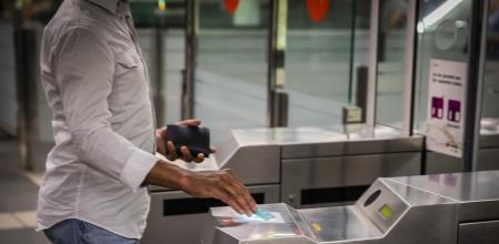 23 - 05 - 2022 / Barcelona / Usuarios accediendo al transporte público con T-Mobilitat / Foto: Llibert Teixidó