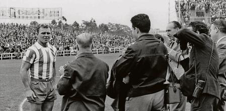 FÚTBOL: R.C.D ESPAÑOL: LADISLAO KUBALA.- Barcelona, 29-12-1963.- El nuevo delantero del R.C.D. Español, Ladislao Kubala, posa para los fotógrafos al salir al terreno de juego momentos antes de celebrarse el encuentro correspondiente al campeonato de Liga entre el equipo blanquiazul y el F.C. Barcelona en el estadio del Sarriá. EFE/ Carlos Pérez de Rozas