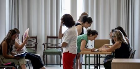 ASPIRANTES A PROFESORES ENTREGAN SUS CREDENCIALES PARA PODER OPOSITAR COMO DOCENTES EN EL COLEGIO JOAN BROSSA DE BARCELONA