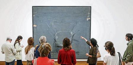 BRUSELAS (BÉLGICA), 14/09/2023.- La mayor retrospectiva dedicada al artista catalán Antoni Tàpies en las últimas dos décadas llega este jueves al centro de arte bruselense Bozar, que ofrecerá un panorama completo de su obra, con motivo de la presidencia española del Consejo de la Unión Europea (UE) y el centenario del nacimiento del pintor. EFE/Pablo Garrigós