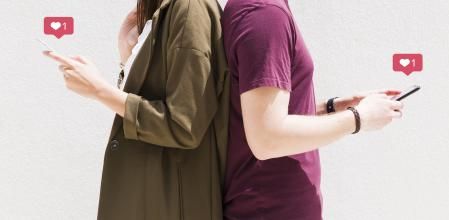 Existen diferentes motivos por los que una pareja no comparte a su compañero sentimental en redes sociales.
