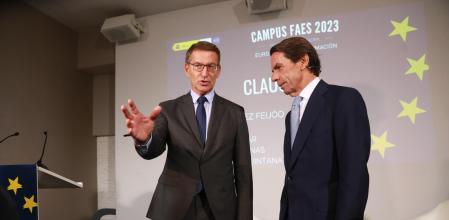 El expresidente José María Aznar y el líder del PP, Alberto Núñez Feijóo, en la clausura de del Campus Faes